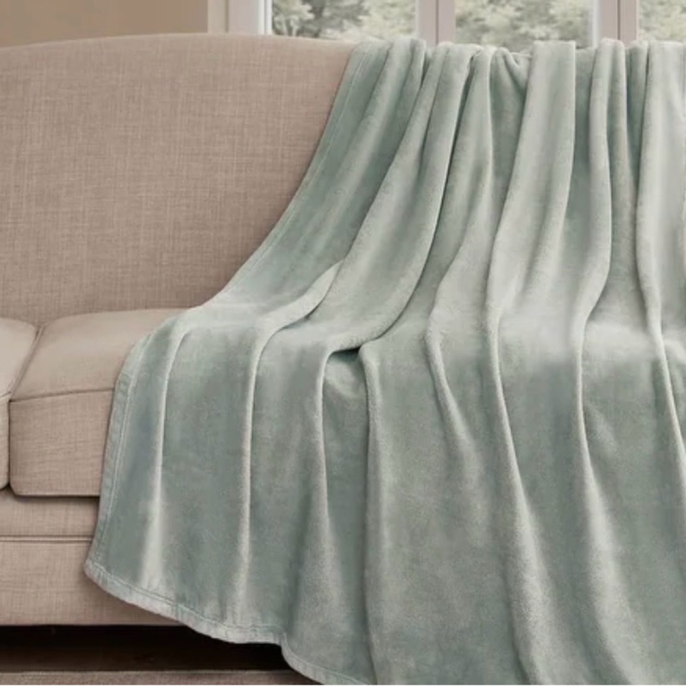 Hunter Coco Flannel Soft Plush Throw Blanket, Color Desert Sage, 50inX70in, NWT